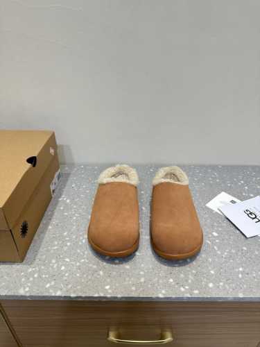 UGG 油叽叽 秋冬新款 包头拖鞋 毛毛拖鞋 棉鞋 真的是必须人手一双！慵懒随性的代表 穿搭上脚真的很高级 上脚包裹感超nice 很舒服，懒人必备，可以搭配衣柜