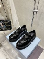 厂价 prada 普拉达经典 三角标乐福鞋 面料采用开边珠牛皮 内里垫脚均为牛皮 原版开模Tpu大底 Size：女35-39 40定制