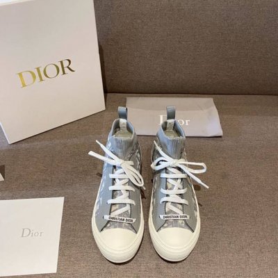 冲量价: Walk'n Dior藤格纹纯色刺绣飞织休闲鞋 袜子鞋 鞋面108针拉架织法， 每公分存在1000多个气孔， 手感棉柔舒适又透气 刺绣均匀尽显立体感
