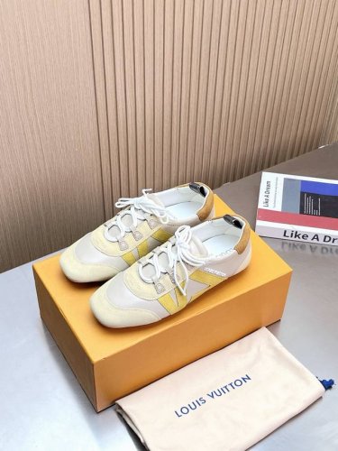 顶级版本 lv Sneakerina运动鞋 巧妙融合了运动鞋与现代芭蕾平底鞋这两种碰撞元素 兼具功能性与时尚感 Lv Sneakerina以流畅线条 定义轻盈与