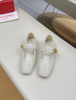valentino Garavabi 新V扣饰带芭蕾鞋平底鞋 出厂价pp 水晶烫钻20 顶级版本 欢迎比对. 专柜新品 网红街拍都爱搭配的腔调单品哦~ 在Bal
