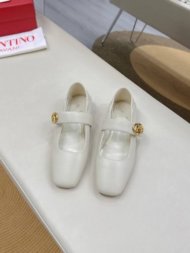 valentino Garavabi 新V扣饰带芭蕾鞋平底鞋 出厂价pp 水晶烫钻20 顶级版本 欢迎比对. 专柜新品 网红街拍都爱搭配的腔调单品哦~ 在Bal