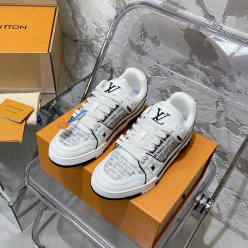 顶级代购版本 #限男码 LV trainer 情侣限定系列休闲运动篮球鞋 颜值担当 上脚帅炸，每个颜色都是巨巨巨好看！潮人必备单品 原版订制压纹粒面小牛皮 非市