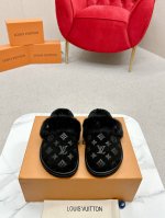 女款 L’V Cosy Comfort平底毛拖采用绒面牛皮革包裹舒软羊毛皮革内衬，以韧性鞋垫和轻盈微型外底升级舒适体验。装饰彰显考究质感，恰似经典Twist手袋