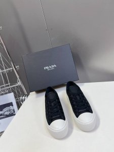 代购级 Prada 普拉达 厚底球鞋 帆布鞋 科技帆布最新黑科技 相隔几年Prada又给我们带来好看的饼干鞋了 时髦精绝对不能错过的必入款 没有任何繁杂装饰，质