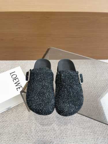 LOEWE 罗意威 25ss 新款 勃肯拖鞋来自秀场 品牌设计师Jonathan Anderson一贯的玩味主义色彩 新款 勃肯 穆勒拖鞋以可爱有趣的圆形鞋头搭