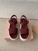 miu Miu 25Ss春夏新款松糕厚底帆布罗马露趾休闲凉鞋 质感非常高级 厚底设计非常容易驾驭穿搭 搭配袜子 更显新潮 ！大长腿利器 超级推荐！ 鞋面采用定制