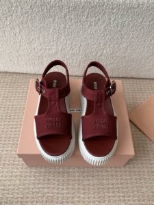 miu Miu 25Ss春夏新款松糕厚底帆布罗马露趾休闲凉鞋 质感非常高级 厚底设计非常容易驾驭穿搭 搭配袜子 更显新潮 ！大长腿利器 超级推荐！ 鞋面采用定制