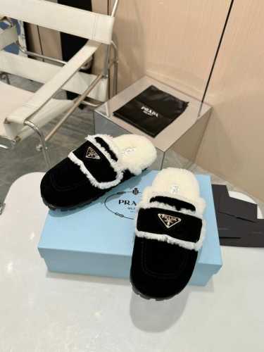 出厂 顶级版本 Prada 经典款包头羊毛拖鞋，时髦精必入！ 标志性三角边金属扣装饰，搭配经典扣带，时尚感拉满。进口牛猄牛皮鞋面，质感超棒。羊毛内里和垫脚，温暖
