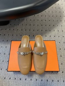代购级 配飞机盒 爱马仕 Herme*莞产高定品质！全胎牛皮穆勒拖！铆钉款！ H家圆头造型的穆勒拖 还是第一款，上脚包裹感更强，走路更跟脚牛皮面，内里羊皮，鞋底