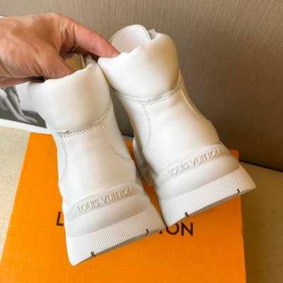 冲量价: Louis Vuitton路易威登走秀新款 高端定制 1：1刻复 各大明星网红走秀款，百年经典 上脚舒适 搭配路易威登标识压纹皮革标签和耐磨皮革外底。