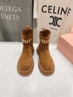 高版本出厂 MiuMiu 缪缪2024ss秋冬走秀款 羊毛小短靴雪地靴毛毛鞋 经常出现在各大时装杂志封面 各路明星、小红书博主都有钟爱，设计更显优雅，上脚尤为惊