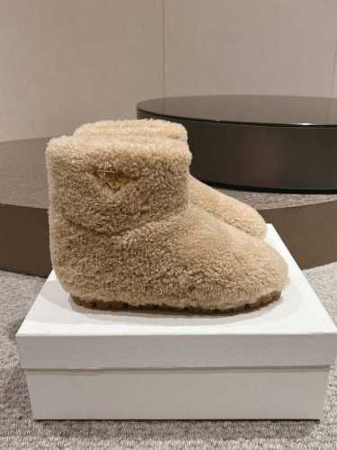 出厂P 。普拉达Prada 王炸款 雪地靴 滑雪靴 好看可爱到爆炸 →_→来自 Prada限定系列，别具一格。编织毛的面料 打造理想的柔软度 短筒版型，在都市或