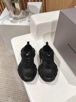 情侣款 女 男400 Balenciaga巴黎世家登山鞋老爹鞋 情侣款 休闲这双鞋特点可以用三个关键词概括：复古，阔型，老爹鞋 配送专柜精美包装 面料：原版定制
