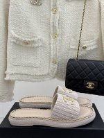 厂价 Chane*｜小香25C春夏新品度假 厚底链条双C拖鞋 这一季度假凉拖系列真的超美！ 搭配链条双C五金装饰 简约百搭 上脚超级美的 怎么看怎么好看 Go