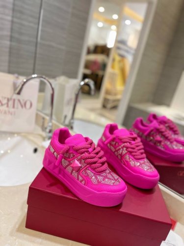 出厂价pp 烫钻版面 独家厚底粗鞋带最高端 valentino华伦天奴 厚底粗鞋带爆款休闲鞋 张艺兴 关晓彤众多网红明星同款 代言引领潮流 面料:原版定制全粒面