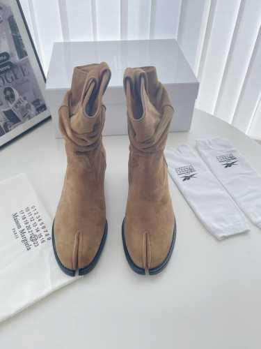 MaisonMargiela｜MM6 马吉拉复古分趾靴褶皱西部牛仔靴 刻着“时髦”两字的猪蹄分趾鞋 分趾开衩位置真的是考究工艺的细节点 花费了超多时间去保证鞋子