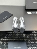 chane+L 经典Slingback 小香后空凉鞋 就像Coco香奈儿女士说的：流行稍纵即逝，但风格永存！这双后空鞋就是香家经典中的经典！双色搭配，简约精致，