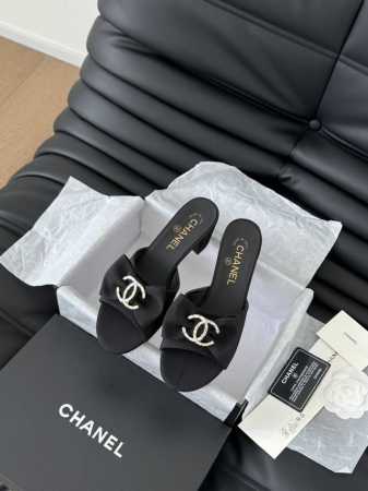 Chanel 24K走秀款玛丽珍单鞋 简约又不失甜美俏皮！ 鞋头经典拼色简约易搭，搭配一字带更加跟脚。 内里羊皮 真皮大底 Size:35-39 其他码数定做 - 点击图像关闭
