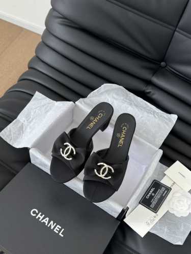 Chanel 24K走秀款玛丽珍单鞋 简约又不失甜美俏皮！ 鞋头经典拼色简约易搭，搭配一字带更加跟脚。 内里羊皮 真皮大底 Size:35-39 其他码数定做