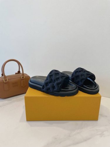 lv 路易威登L家 驴牌Monogram 浮雕印花经典拖鞋 本季Waterfront 焕新回归 Size: 35-40 标准原盒包装