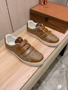 新款: 厂价 Coach 蔻驰* 最新爆款休闲鞋，顶端品牌奢侈～代购，顶级～质量。鞋面選用进口透气牛皮搭配织布材质透气羊皮垫脚 精细做工。原版个性时尚柔软橡膠耐