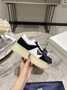 Prada普拉达 春夏最新 厚底三角标 休闲 运动鞋原版购入开发 做货 这款皮革运动鞋时尚简洁，展现出极简风格和运动个性的充分融合。搭配经典的棉质鞋带和轻便的橡