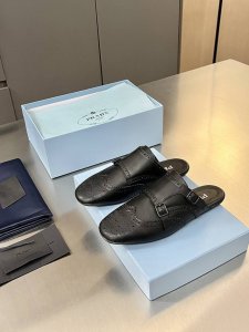普拉达 Prada 2025春夏走秀款复古手工雕花皮雕扣平底鞋 时髦精的狂爱，走秀款整个鞋子采用原版1：1做旧工艺，鞋头采用复古镂空设计皮带扣点缀复古时髦感满满