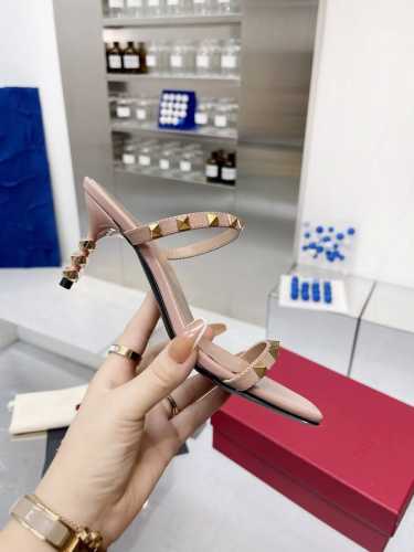 Valentino专柜新品给大家推荐一款 网红街拍都爱搭配的腔调单品哦~ 跟着时尚达人的步伐来走准没错！搭配上简单或时尚款的衣服穿，鞋面镂空设计搭配V家经典铆钉