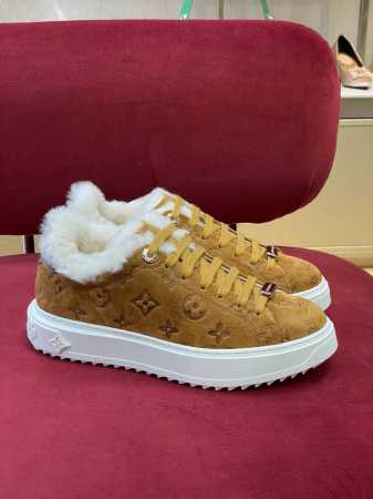 time out sneakers lv2024秋冬厚底运动鞋新品 经典麂皮面厚底运动鞋搭配羔羊毛元素， 这真是温柔又俏皮，时髦满分 原版tpu鞋底 size3 - 点击图像关闭