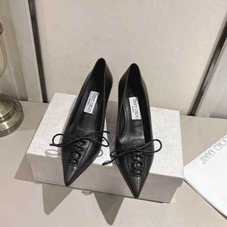 jimmychoo2024秋季米兰发布！ 视角回溯品牌初创时期充满矛盾张力的风格: Scarlett高跟鞋延续滴跟设计，如塑身衣般的系带打造迷人纤细足尖； Di - 点击图像关闭