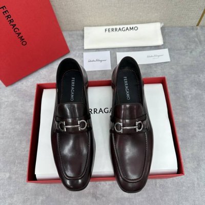 sf家 菲拉～格慕Ferragam* 新品乐福鞋皮鞋 踩跟莫卡辛鞋 官方售价Rmb,600 经典便鞋款型糅合现代风范。这款莫卡辛鞋风格时髦，选用精品牛皮 开边珠