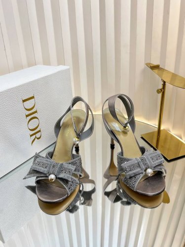 Dior迪奥 玛丽亚 嘉茜娅 蔻丽 Maria Grazia Chiuri 推出精致高雅的 Dior Gem 带跟凉鞋 采用银色调棉质面料精心制作 饰以金属光泽