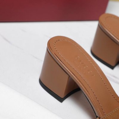 最高版本 Gucci2025最新D字链条扣拖鞋系列 原版一比一 踮脚工艺同原版一样 中跟拖鞋 凉鞋 配最新D扣作为品牌的标志性象征制作而成打造令人惊艳的作品焕新