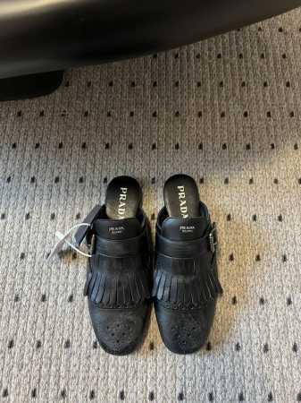 Prad* 25ss 普拉达走秀款复古流苏半拖爆款！走秀款 复古感时髦满满 随意百搭 时尚休闲 独到味道，人人都爱也轻松驾驭 每年都会爆.足以征服你，穿上它，休 - 点击图像关闭