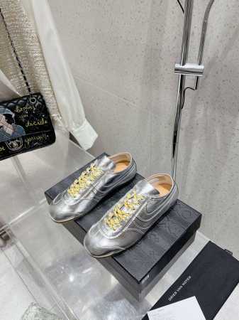 Dries Van Noten Dvn 复古德训鞋 Dries Van Noten 2024春夏系列 设计师通过改造、扭曲和颠覆经典元素，打造出实用而富有设计感 - 点击图像关闭