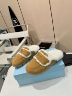 出厂 顶级版本 Prada 经典款包头羊毛拖鞋时髦精必入！ 标志性三角边金属扣装饰，搭配经典扣带，时尚感拉满。进口牛猄牛皮鞋面，质感超棒。羊毛内里和垫脚，温暖又