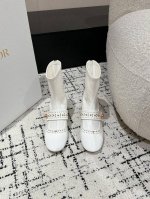 短靴 长靴 DIOR 24 迪奧秋冬新款 秋冬成衣系列发布秀上全新亮相，灵感源自1960年代的优雅与精致。 采用黑色漆皮牛皮革和皮革效果弹力面料精心制作，鞋面饰
