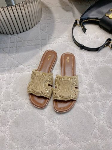 出厂价p Celin*新款牛仔平底拖鞋 单宁牛仔面料也太好看啦 凸显不一样的感觉 慵懒高级感直接拉满 闭眼入 百搭不挑人 舒适好穿 尺码35-39 40 41订