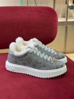 time out sneakers lv2024秋冬厚底运动鞋新品 经典麂皮面厚底运动鞋搭配羔羊毛元素， 这真是温柔又俏皮，时髦满分 原版tpu鞋底 size3