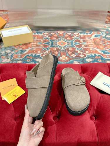 女 男 LV 路易威登 24 秋冬新品 专柜主打最新款 老花面包穆勒羊毛拖鞋硬货上新代购级别！高级感十足！国内外博主刷爆的一款，复古又时髦 上脚美炸了！官网主推
