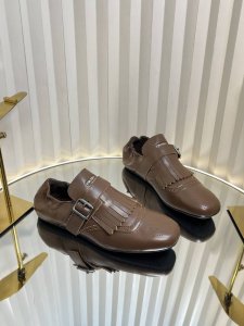 PRADA 普拉达 25 2025春夏新品 专柜走秀款复古流苏半拖鞋乐福鞋系列走秀款 复古感时髦满满 随意百搭 时尚休闲 独到味人人都爱也轻松驾驭 每年都会爆.