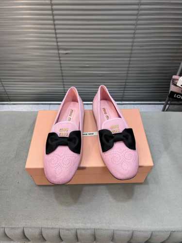 出厂 P350单鞋 Miumiu 缪缪春夏走秀新款一脚蹬懒人鞋半拖 单鞋 官方春夏走秀新款，时髦百搭 即可咸又可甜 鞋面：定制进口羊皮 羊京 内里：羊皮 鞋底：