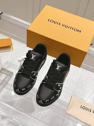 顶级版本：情侣款 Lv 路易威登L家 驴牌 Trainer系列 情侣款 休闲 运动鞋 滑板鞋 原版购入开发 做货 本款 Lv Trainer 运动鞋为丹宁布铺陈