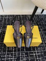 代购级 Fendi芬迪 24ss 新款FF金扣镂空 高跟凉鞋 带FF Baguette装饰性搭扣 奶油白色皮革材质。边缘饰有雕刻 金色饰面金属件 超级好看 非常