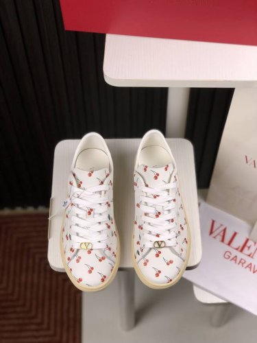 情侣款 顶级版本 Valentino华伦天奴 24 Upvillage 情侣休闲运动鞋德训鞋 专业高端，完美复刻，品质一流，全部采用原版1:1材料制作，独家开模
