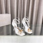 Jimmy Choo 吉米周春夏新款金属花卉高跟凉鞋 配以现代感滴跟，升级打造摩登鞋履。哑光缎面材质，意大利制作，鞋身夺目点缀水晶饰闪亮金色金属花卉，搭配9.5
