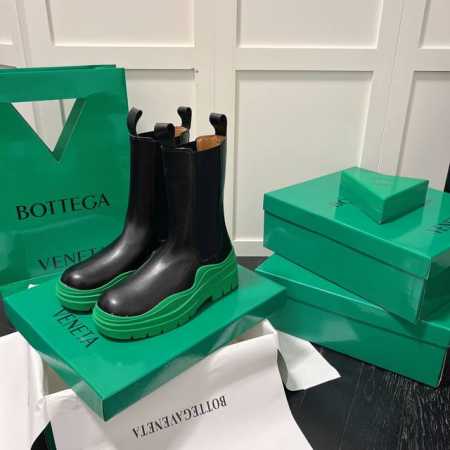 橙子出厂价 BOTTEGA VENETA 秋冬经典款 BV厚底中筒靴 烟筒靴 切尔西靴 真正的经典 永不过时 葆爹穿搭 时尚最前沿 跟高：5.5CM 码数：35 - 点击图像关闭