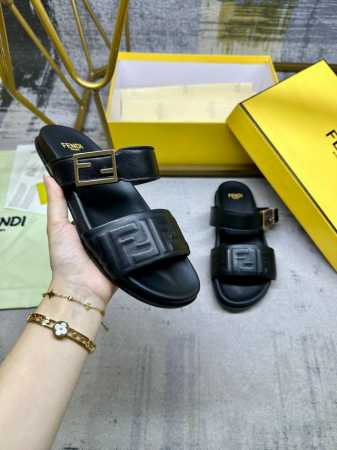 工厂p价 女装女鞋 运动原单 Fendi最新爆款双带平底拖鞋 带Ff装饰性搭扣 黑色软羊皮面料 饰带正面饰有凸纹压花Ff图案 35-45码 - 点击图像关闭