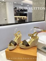出厂 Loui& Vuitto&路易威登 法国代购新款驴牌 春夏首选 最新 走秀 款厚底凉鞋 香港原版购入一比一开模 今年的款式比去年增加了老花原素 显得更为大